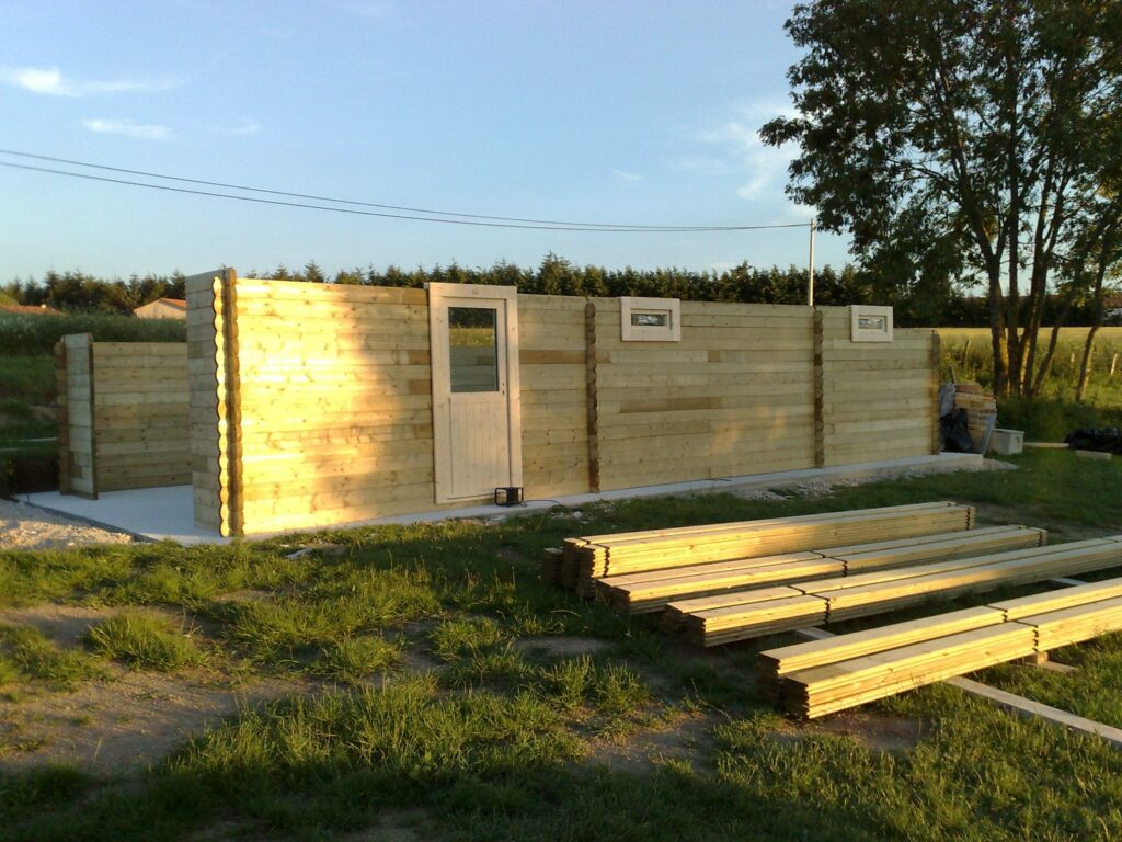 Façade du garage bois avec porte de service et fenêtres
