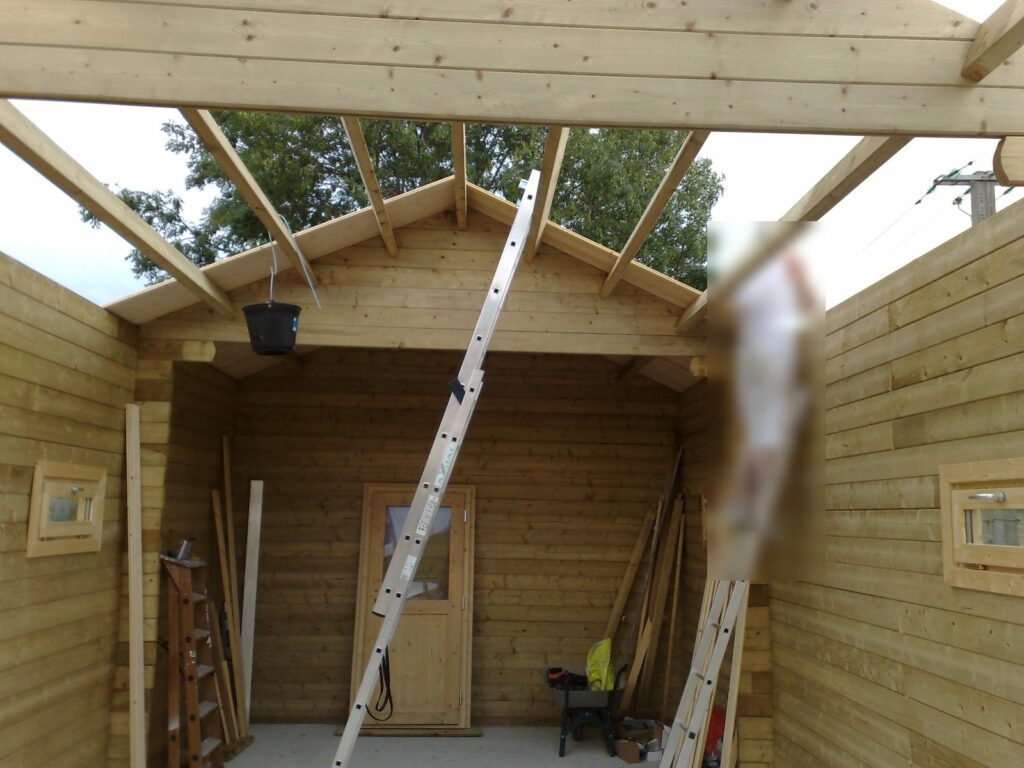 Pose des pannes de toiture depuis l'intérieur du garage