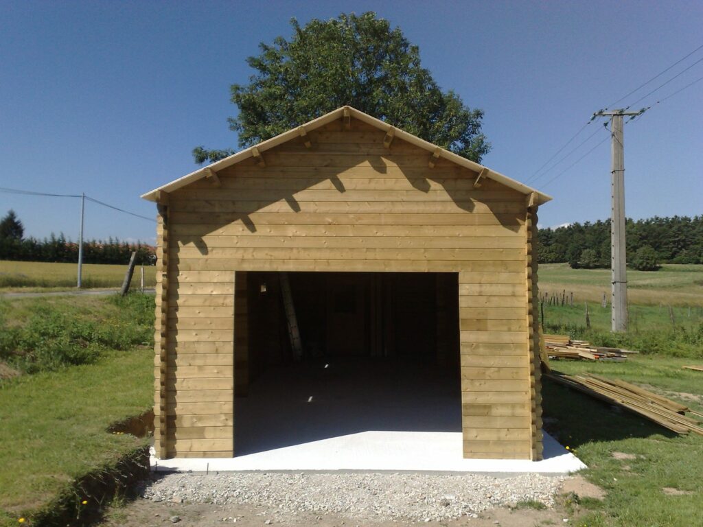 Garage bois en madriers terminé, vue du pignon avant