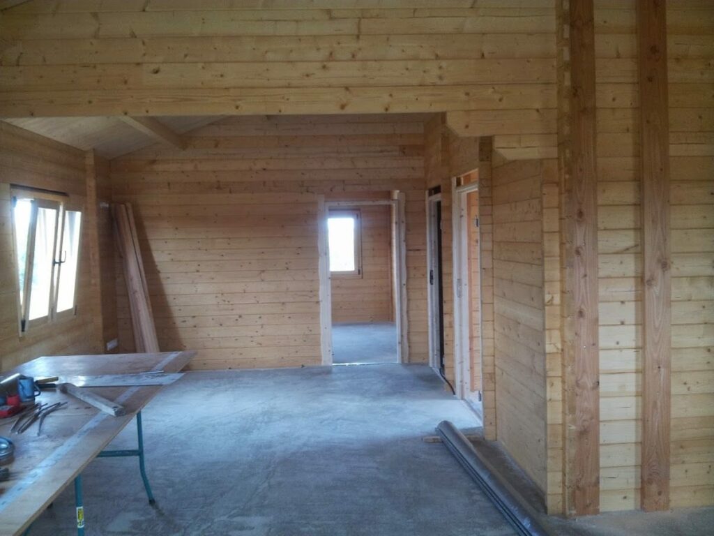 Intérieur avec chape et cloisons en madriers