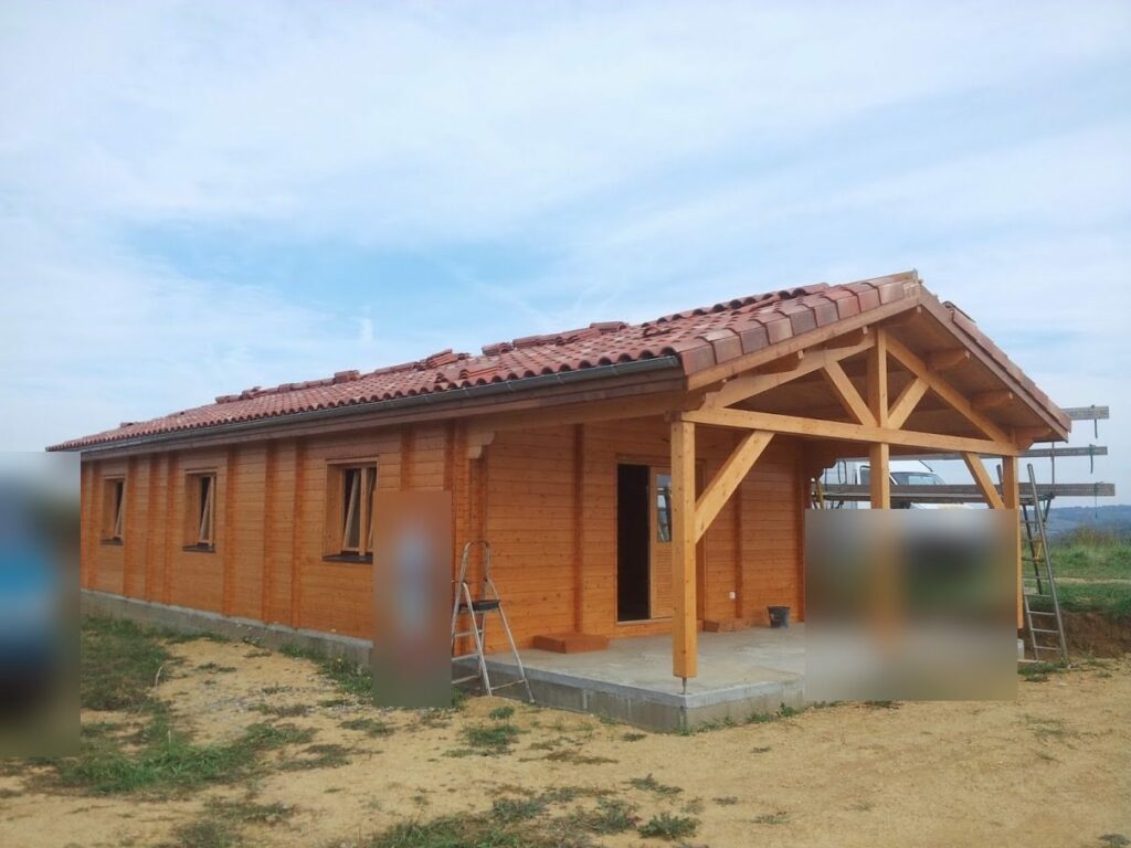 Maison en madriers lasurée avec auvent