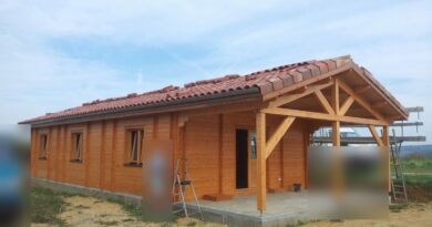 Maison en madriers lasurée avec auvent