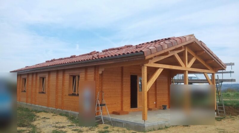 Maison en madriers lasurée avec auvent