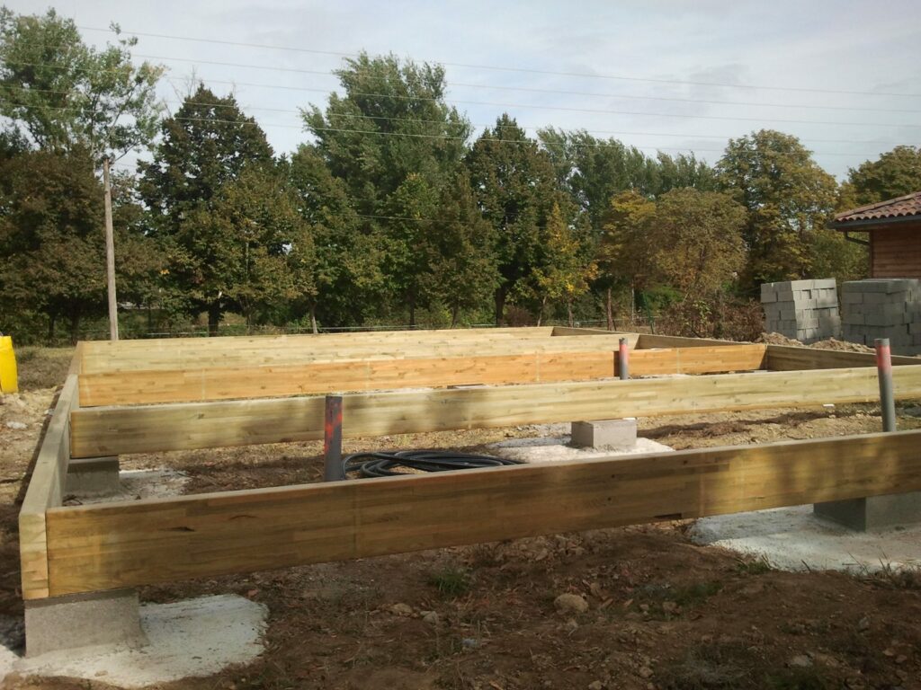 Cadre de longrines en lamellé-collé posé sur les plots béton