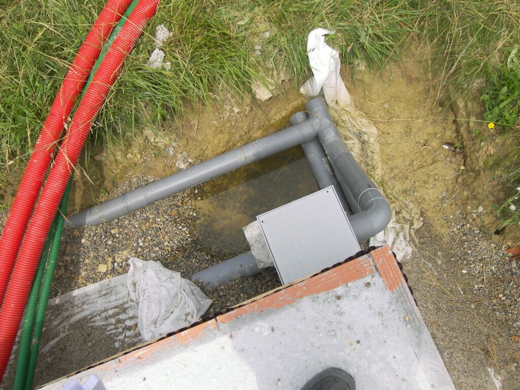 Raccordement des évacuations et des gaines en pied de dalle