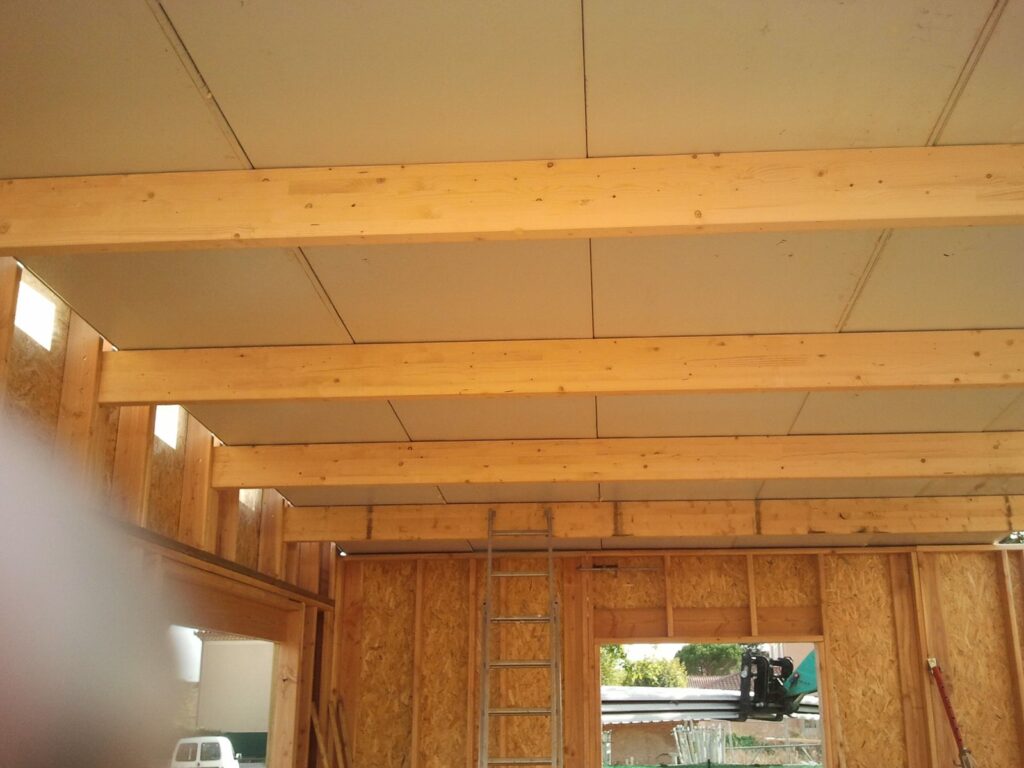 Poutres en lamellé-collé et panneaux de plafond vus de l'intérieur