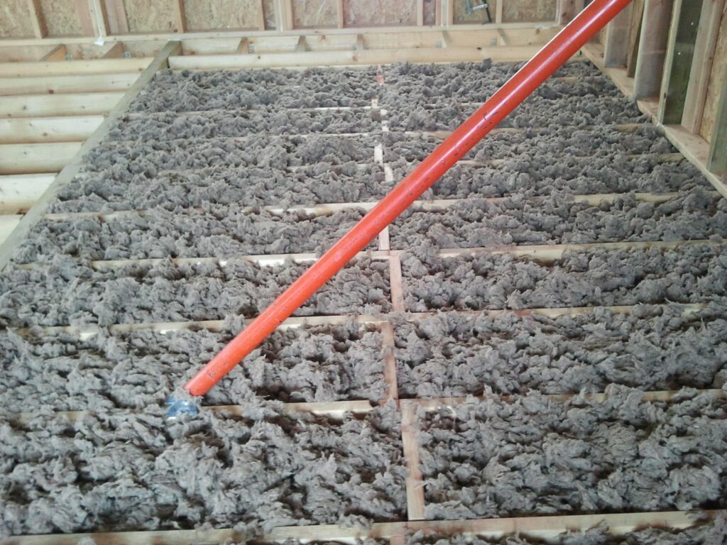 Plancher bois rempli d'isolant en flocons avant fermeture