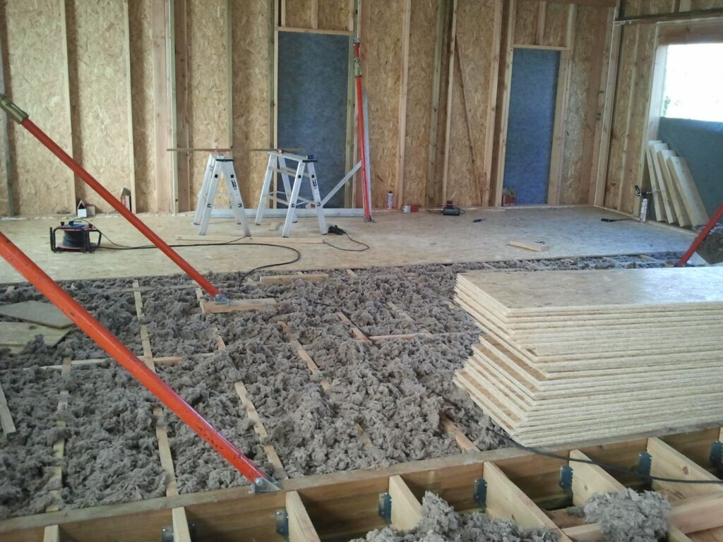 Pose du plancher OSB sur les solives isolées