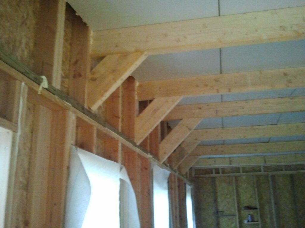 Charpente intérieure et sablière d'une maison ossature bois