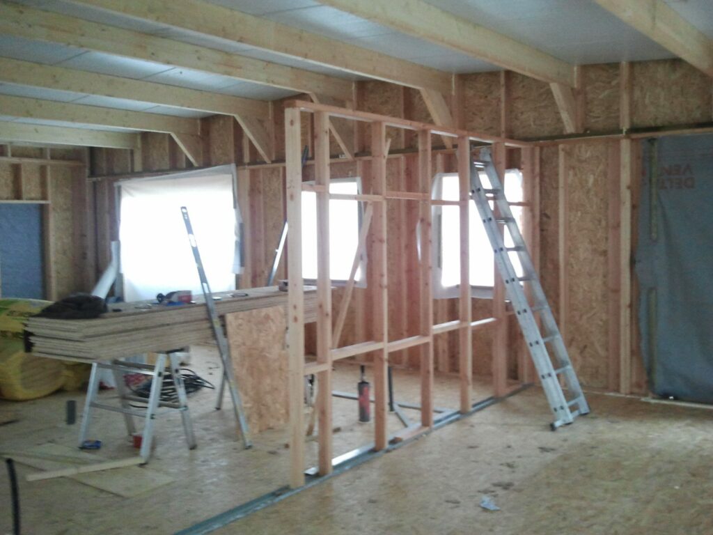 Cloisons intérieures à ossature bois en cours de montage