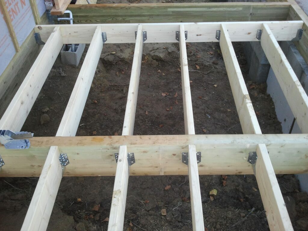 Solives de la terrasse bois fixées par sabots métalliques
