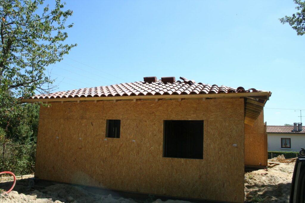 Toiture en tuiles du logement de plain-pied