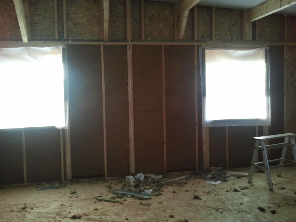 Murs isolés côté intérieur d'une pièce de la maison bois