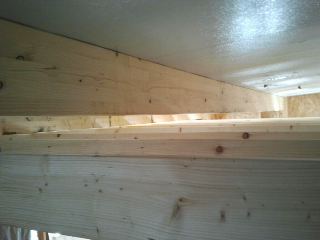 Plafond en lambris bois en cours de pose