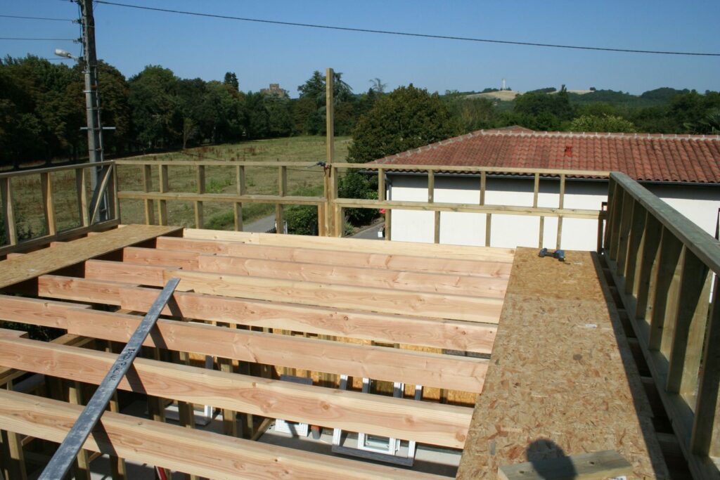 Plancher d'étage en cours, avant le voligeage
