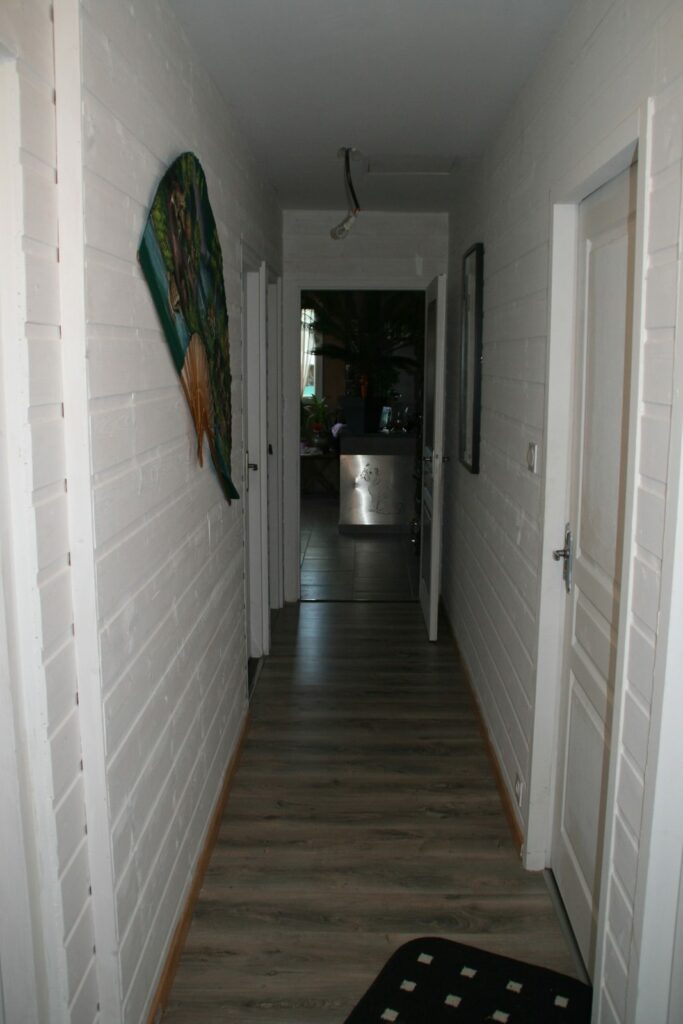 Couloir terminé d'une maison ossature bois de plain-pied