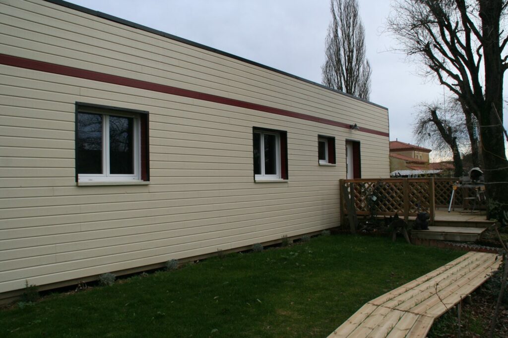 Pignon de la maison ossature bois et allée en bois
