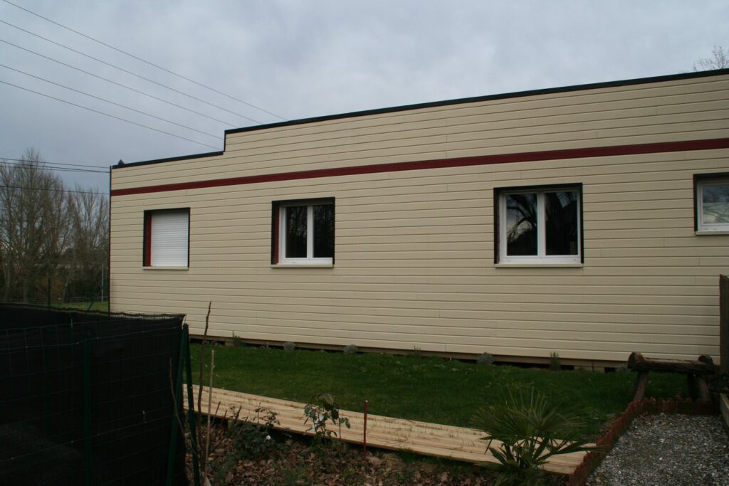 Façade terminée d'une maison ossature bois de plain-pied