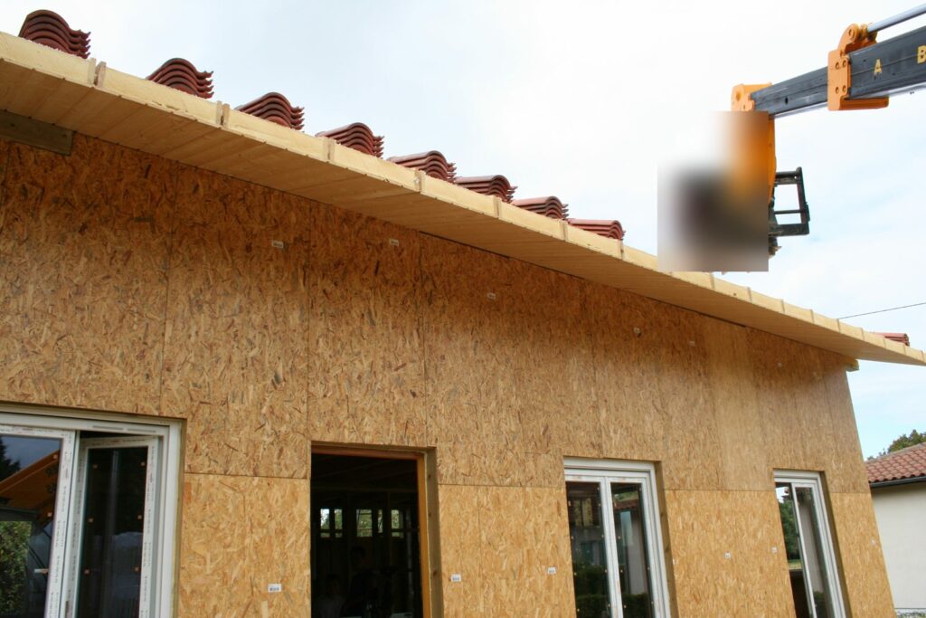 Rive de toit du logement à étage