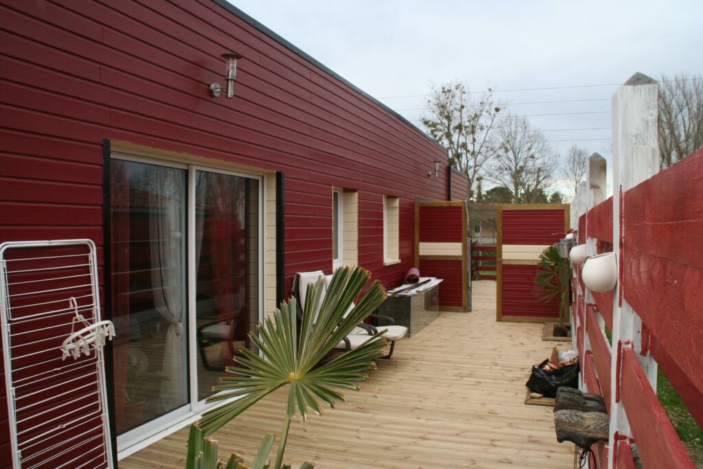 Terrasse bois et baies coulissantes côté jardin