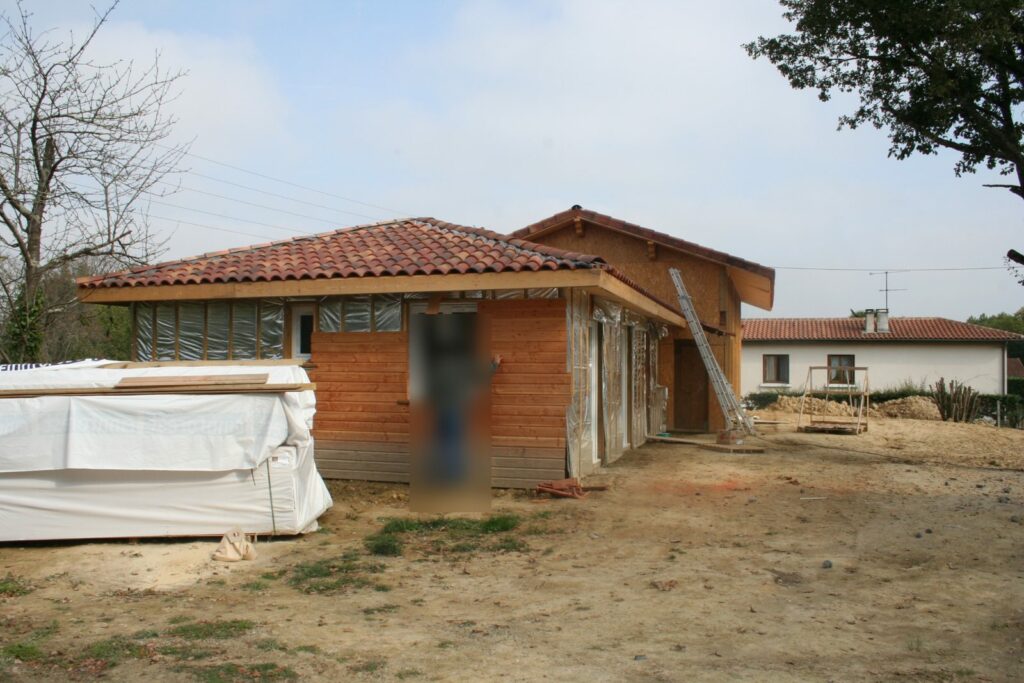 Pose du bardage sur le logement de plain-pied