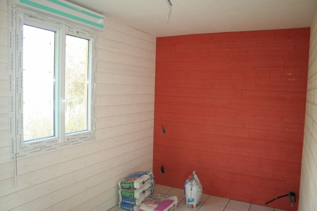 Lambris peint en rouge en mur d'accent
