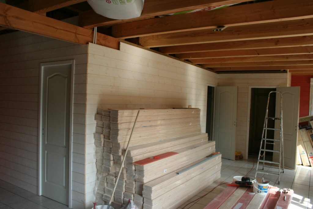 Plafond à poutres apparentes au rez-de-chaussée