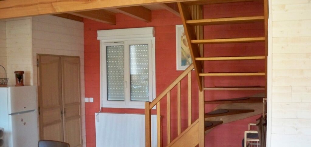 Escalier vers l'étage, lambris rouge et blanc