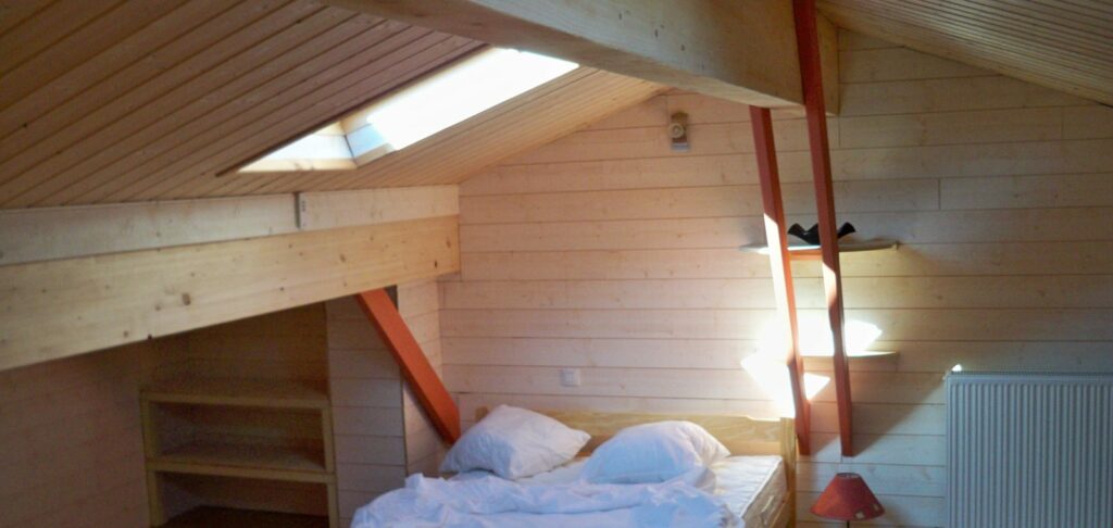 Chambre sous rampant à l'étage