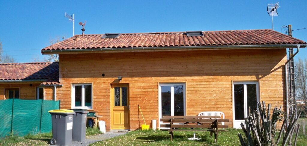 Le logement à étage terminé, bardage bois