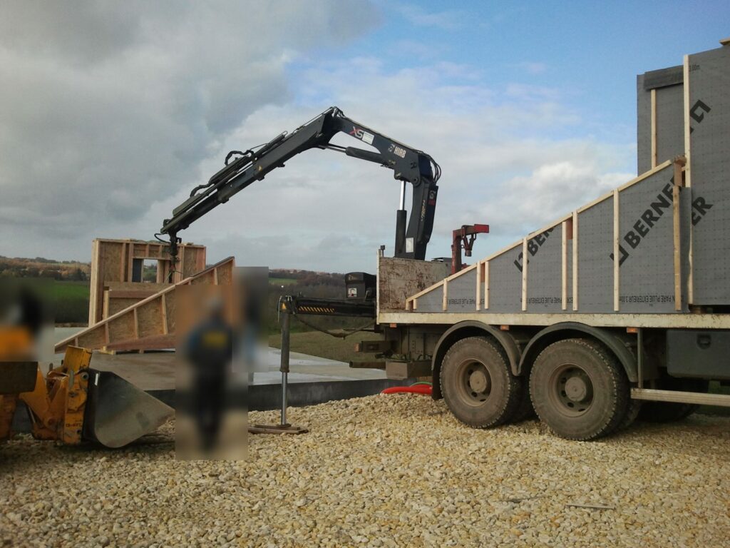 Déchargement des panneaux de murs ossature bois à la grue