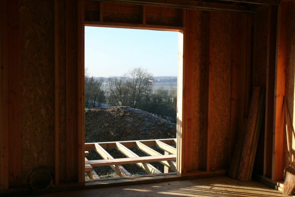 Ouverture de porte-fenêtre donnant sur la structure de la terrasse