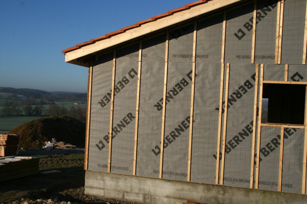 Pignon d'une maison ossature bois avec toiture en tuiles