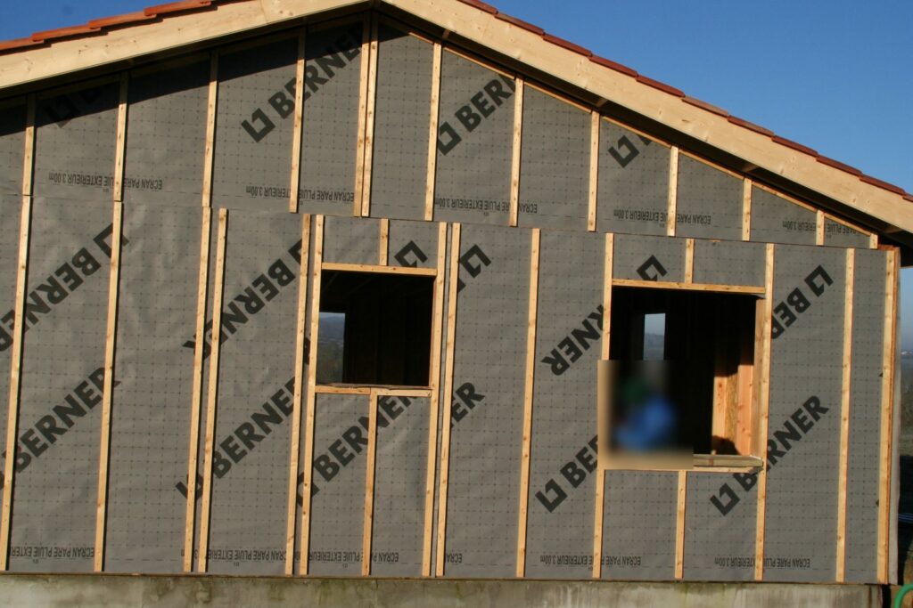 Pignon de maison bois avec pare-pluie et ouvertures