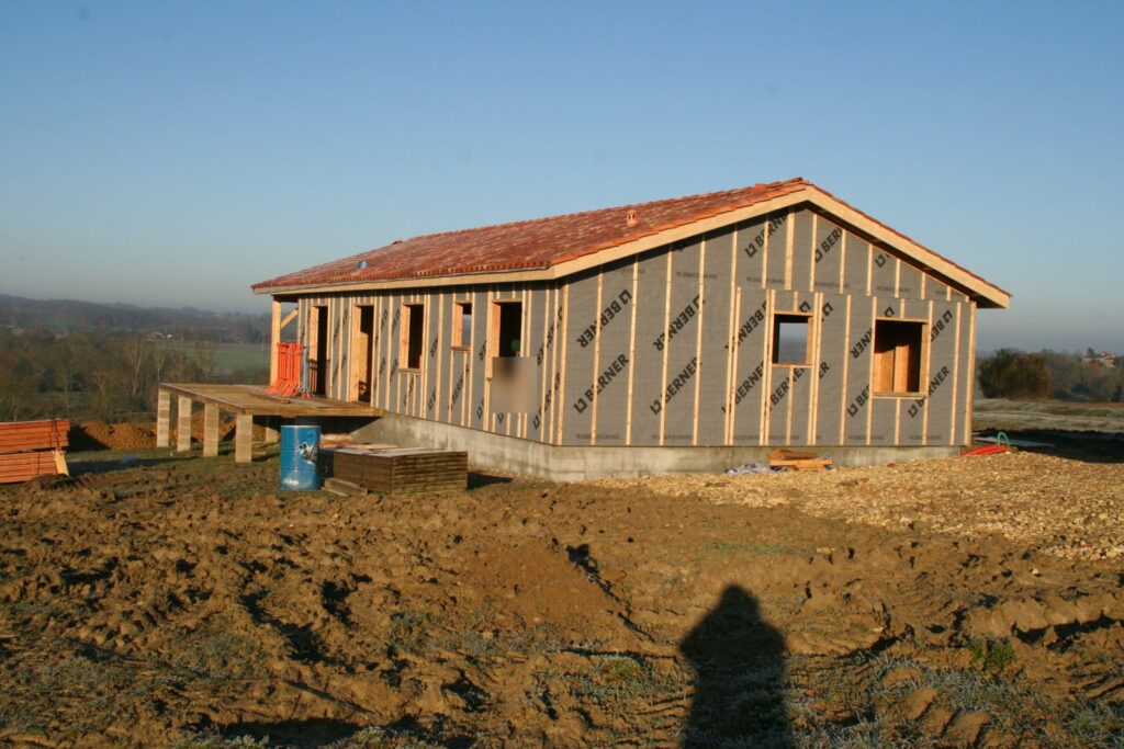 Maison ossature bois hors d'eau avec structure de terrasse