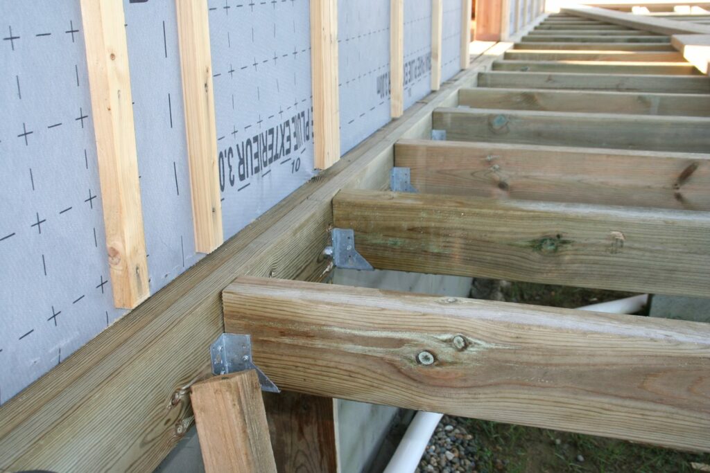 Solives de terrasse fixées par des sabots métalliques