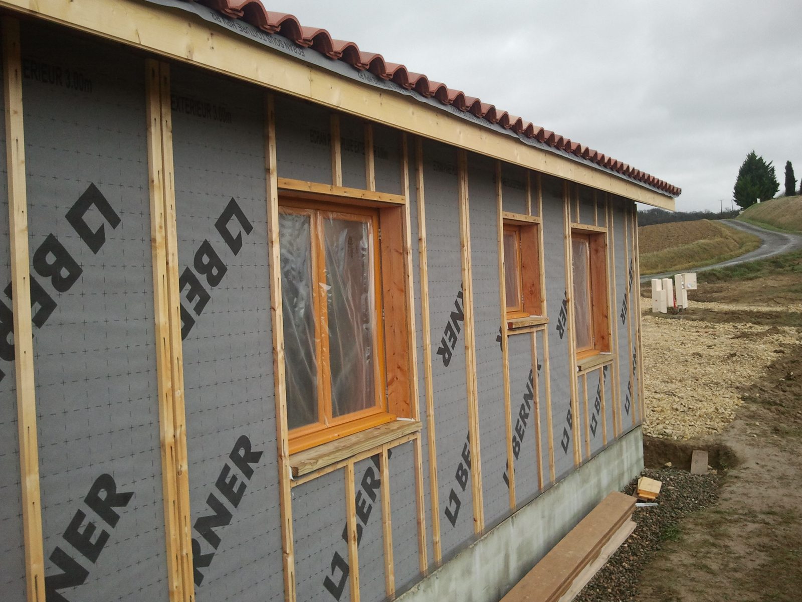 Menuiseries bois double vitrage posées sur une maison ossature bois
