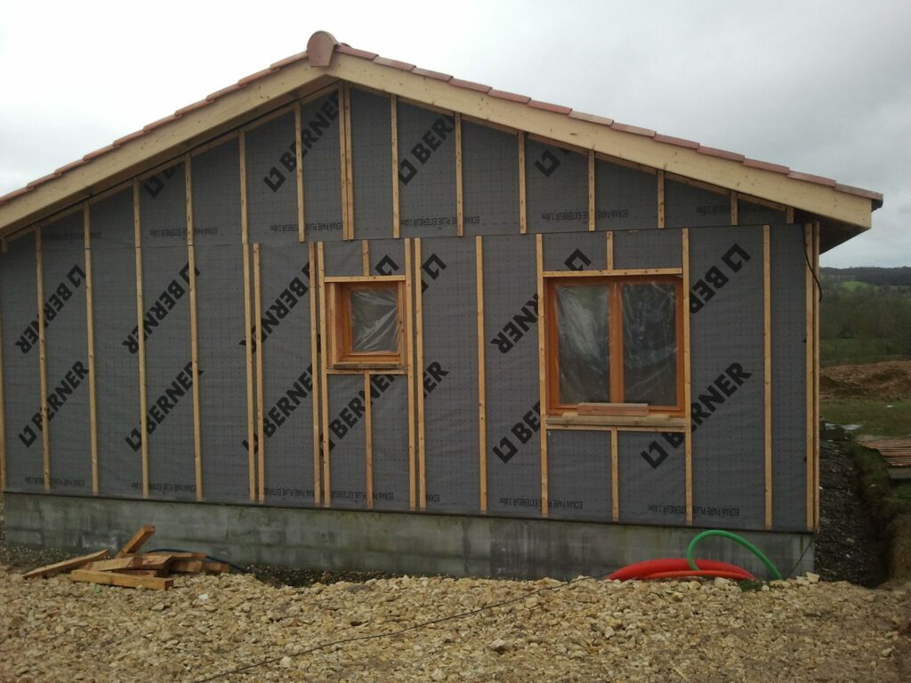 Pignon de maison ossature bois avec menuiseries posées