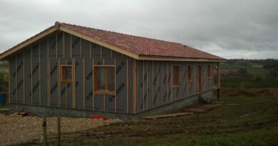 Maison ossature bois en kit de 120 m² : murs préfabriqués levés en une journée Maison ossature bois en kit de 120 m² hors d'eau hors d'air