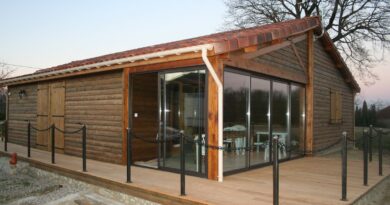 La maison terminée, avec sa pièce vitrée et sa terrasse