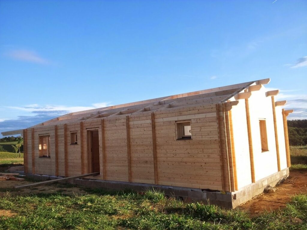 Pignons et pannes posés sur la maison en madriers