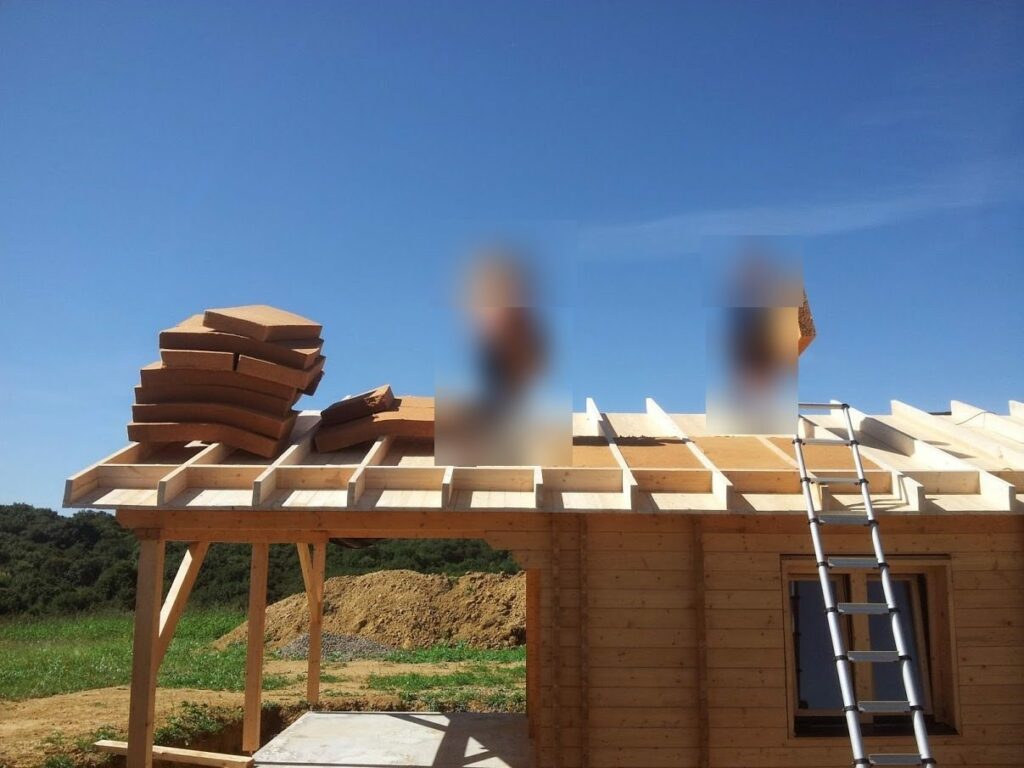 Pose des panneaux de fibre de bois en toiture
