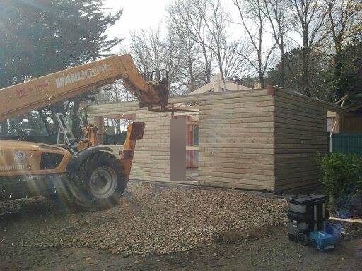 Pose des murs préfabriqués du snack en ossature bois