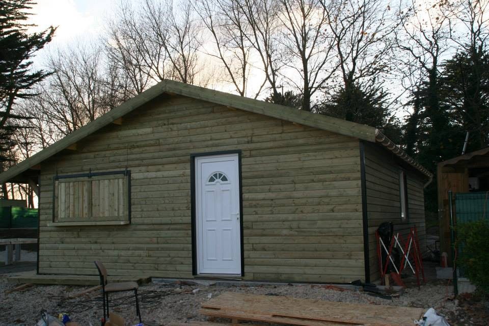 Pignon avec porte d'entrée en PVC