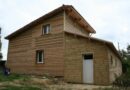 Maison en briques surélevée et habillée de bardage bois, résultat final