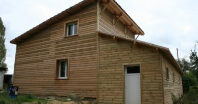 Maison en briques surélevée et habillée de bardage bois, résultat final