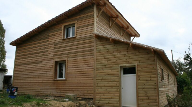 Maison en briques surélevée et habillée de bardage bois, résultat final
