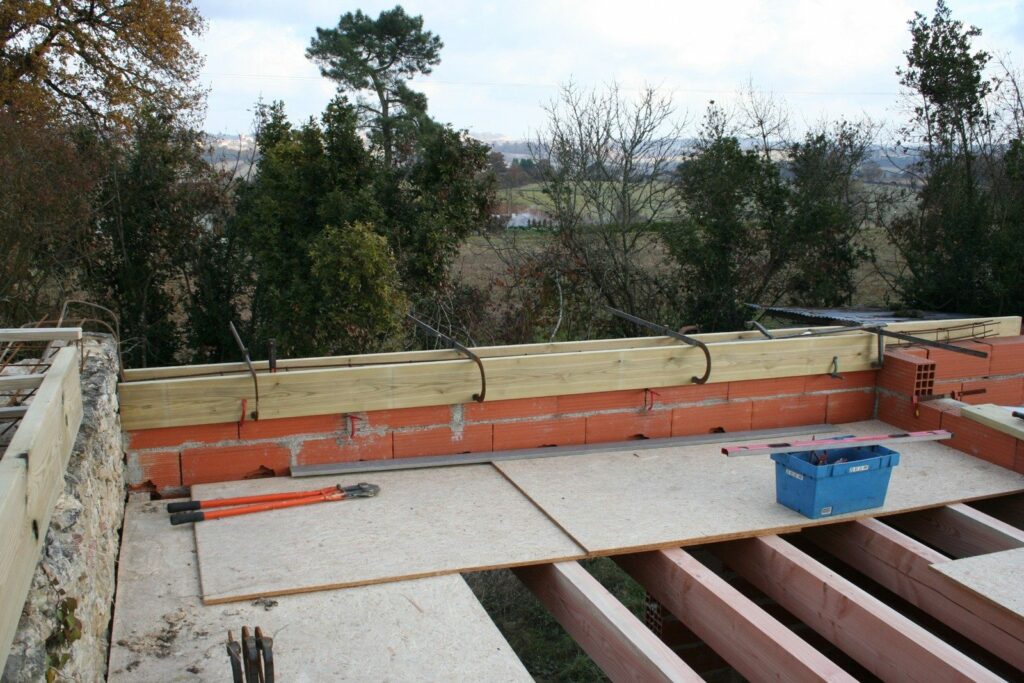 Solives du plancher de l'étage posées sur les murs en briques (1)