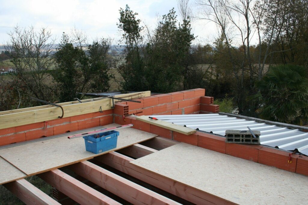 Solives du plancher de l'étage posées sur les murs en briques (2)