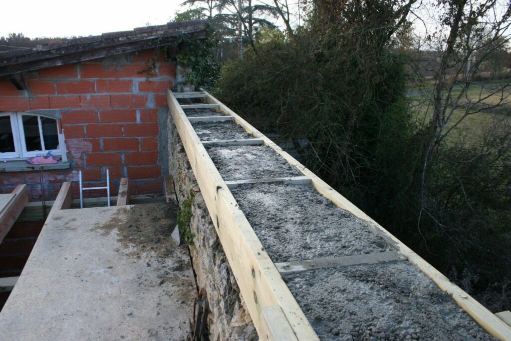 Solives du plancher de l'étage posées sur les murs en briques (3)